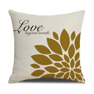 Leinen-Kissenbezug mit Love beyond words Schriftzug und goldenem Blumenmuster in Beige