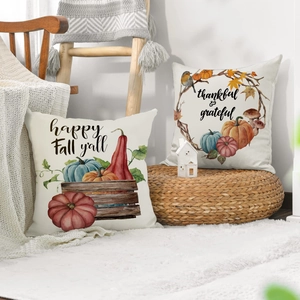 Détail de housses de coussin d'automne en lin avec motifs citrouille et texte de gratitude