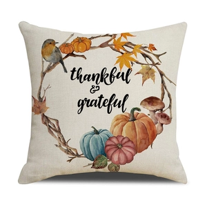 Détail de la taie d'oreiller en lin avec texte et couronne d'automne en citrouille et érable