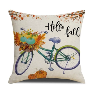 Détail de la housse de coussin en lin avec motif de citrouille, vélo et texte Hello Fall