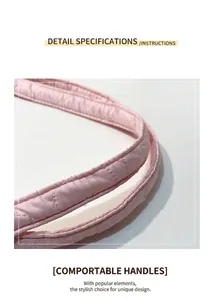 Nahaufnahme der gepolsterten rosa Tragetaschengriffe mit hochwertiger Steppung