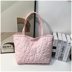 Detailansicht einer rosa Tragetasche mit Herzsteppmuster und weich gepolsterter Textur
