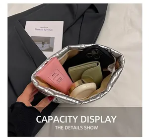 Vue intérieure de la trousse de maquillage argentée avec espace pour téléphone