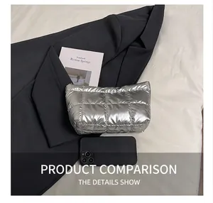 Détail d'une pochette matelassée argentée avec coutures carrées près d'un blazer