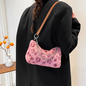 Borsa a tracolla in ecopelliccia con motivo a cuore e catena in metallo argentato moda
