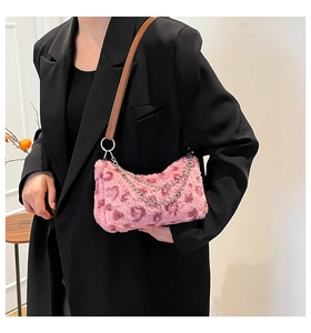 Détail du sac à main léopard rose en fausse fourrure avec bandoulière et chaîne