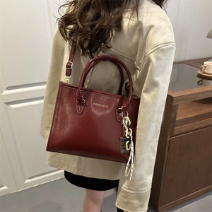 Grand sac cabas bordeaux pour le travail avec lettrage mode et détail de chaîne