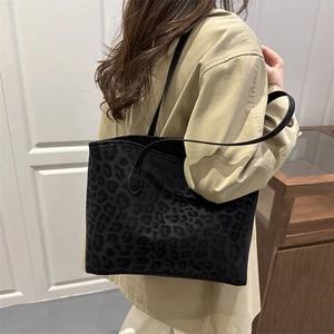 Grande borsa tote vintage leopardata da donna con finitura in velluto nero e doppie tracolle