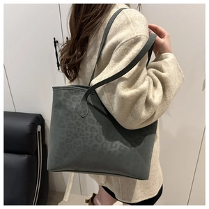 Dettaglio borsa tote grigio scuro con stampa leopardata in pelle scamosciata a spalla