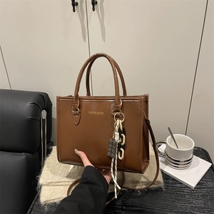Sac Cabas Femme Grande Kapacité Cuir PU Mode Sac À Bandoulière Avec Charm Chocolat Tendance Bandoulière Réglable