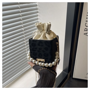 Details der Mini-Box-Tasche mit Leopardenmuster, Perlen-Griff und Satin-Innenbeutel