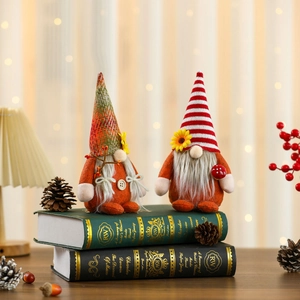 Lot de deux gnomes d'automne avec tournesol et champignon sur livres vintage