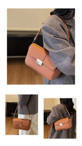 Detail of caramel leather shoulder bag with a silver metal clasp and fine lychee texture