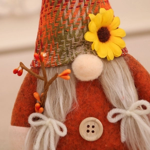 Détail d'un gnome d'automne avec chapeau à tournesol et barbe en fourrure blanche