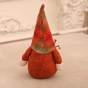 Détail d'un gnome de récolte avec baies orange et chapeau à motif chevrons