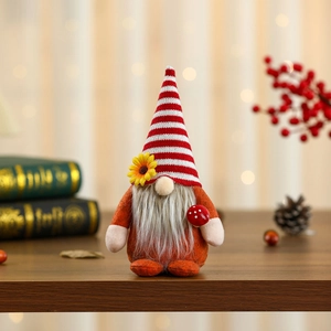 Gnome d'automne avec tournesol et champignon dans un décor chaleureux de récolte