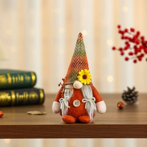 Détail de nain décoratif d'automne avec tournesol et chapeau à carreaux sur bois