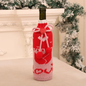 Détail du cache-bouteille de vin tricoté avec motif de cœur pour décor de Noël