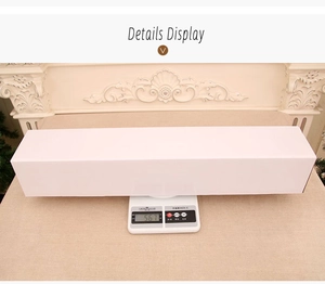 Weight display of the 65cm white gift box showing 567g on a digital scale