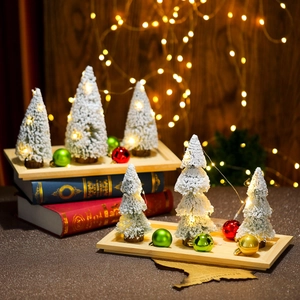 Set de árboles de Navidad de sobremesa iluminados con árboles flocados y bolas