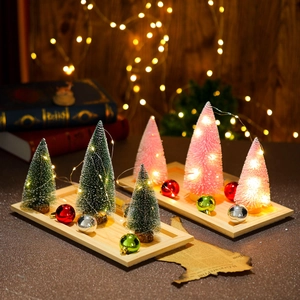 Set mini árboles de Navidad iluminados con LED en bandeja de madera para decoración