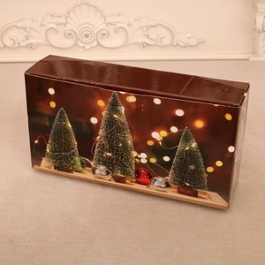 Detalle de la caja de regalo del árbol de Navidad con decoraciones festivas y brillantes