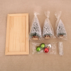 Detalle de un set de árbol de Navidad DIY con bandeja de madera y luces LED