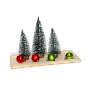 Árboles de Navidad de sisal con adornos rojos y verdes sobre bandeja de madera