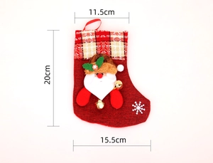 Détail de la chaussette de Noël en jute rouge avec Père Noël et dimensions de 20 cm