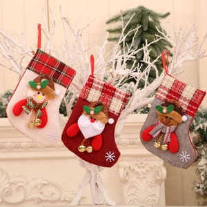 Lot de 3 chaussettes de Noël en toile avec clochettes et figurines accrochées à une branche