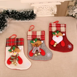 Trois chaussettes de Noël en lin avec cloches, décorations père noël et renne