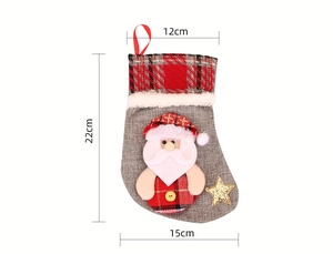 Détail de chaussette de Noël avec Père Noël 3D et dimensions 12cm par 22cm par 15cm