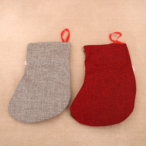 Détail de chaussettes de Noël écossaises rouges et grises avec boucles de suspension