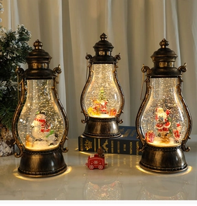 Detalle de farolillos navideños de bronce vintage con escenas de nieve e iluminación LED