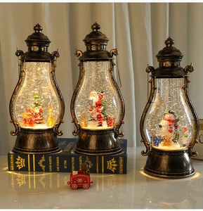 Primer plano de tres farolillos navideños de bronce vintage con luz LED y nieve