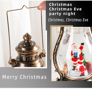 Detalle de farol navideño de bronce con purpurina giratoria y figura de Papá Noel