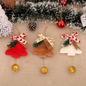 Trois ornements d'arbre de Noël en peluche avec cloches dorées et étiquettes Joyeux Noël