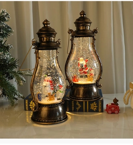 Primer plano de farolillos navideños vintage de bronce con escena de nieve y luces