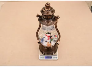 Primer plano de un farol de muñeco de nieve en una báscula con un peso de 1260,6 gramos