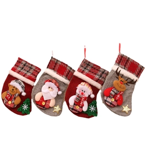 Lot de 4 chaussettes de Noël à carreaux avec broderies 3D de Père Noël, Bonhomme et Renne