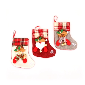 Trois chaussettes de Noël en lin avec bonhomme de neige, Père Noël, renne et cloches