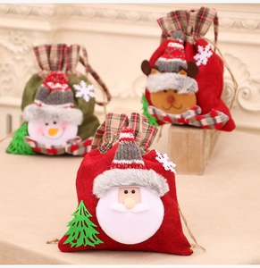 Detail von Weihnachtsgeschenktüten mit Karomuster und Santa-, Schneemann-Motiven