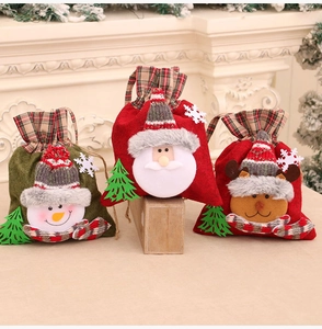 Detailansicht der weihnachtlichen Kordelzugbeutel mit Weihnachtsmann, Schneemann und Rentier
