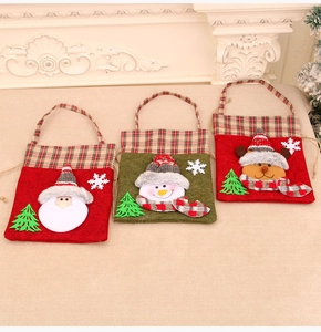 Detailansicht der Weihnachtsgeschenktüten mit Weihnachtsmann, Schneemann und Rentier Motiven