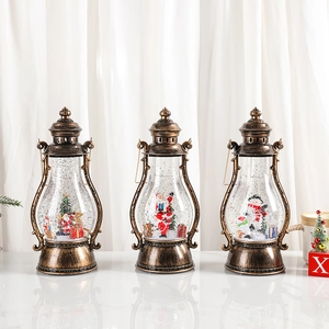 Tres farolillos de Navidad de bronce vintage con escenas de nieve y textura de metal