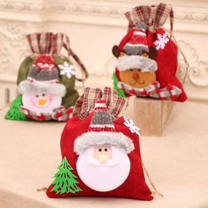 Weihnachts-Geschenktüten mit Karomuster und Figuren wie Weihnachtsmann und Schneemann