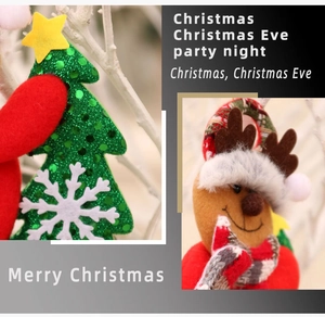 Dettaglio di renne in peluche e alberi di Natale con paillettes per decorazioni festive