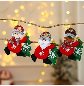 Dettaglio di ornamenti natalizi in peluche con Babbo Natale, pupazzo di neve e renna