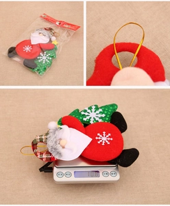 Dettaglio del pendente di Babbo Natale in peluche con cordino e peso di 10,8 grammi