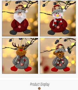 Detalle de cuatro adornos navideños de felpa con Papá Noel, muñeco de nieve y alce